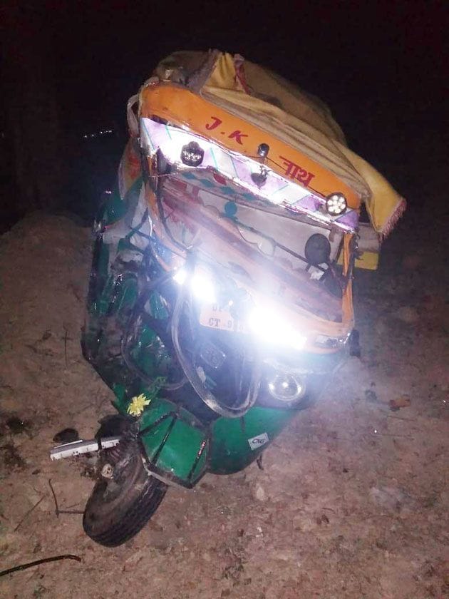 हादसे में क्षतिग्रस्त हुए ऑटो रिक्शा।