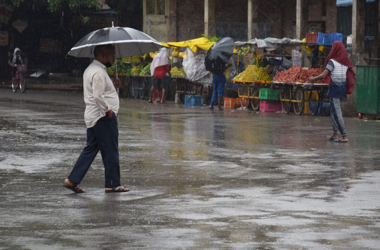 In Azamgarh, rain in morning and hot during day