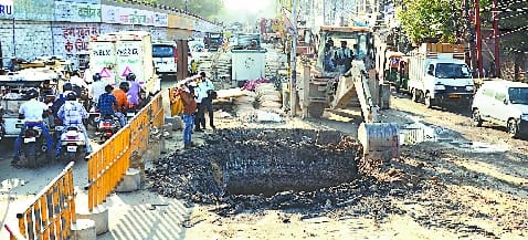 Chaupula Flyover: Dug pit in the middle of the intersection ... The path from the fort to the outpost intersection closed