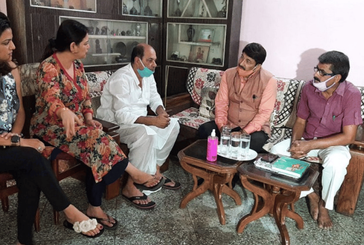 Manoj Tiwari meets Sushant Singh Rajput family in Patna calls for a CBI probe into actor suicide