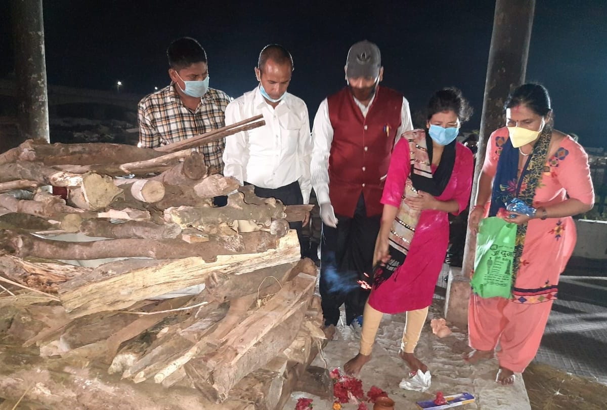 Martyr Deepak Karki cremated by son in Gorakhpur