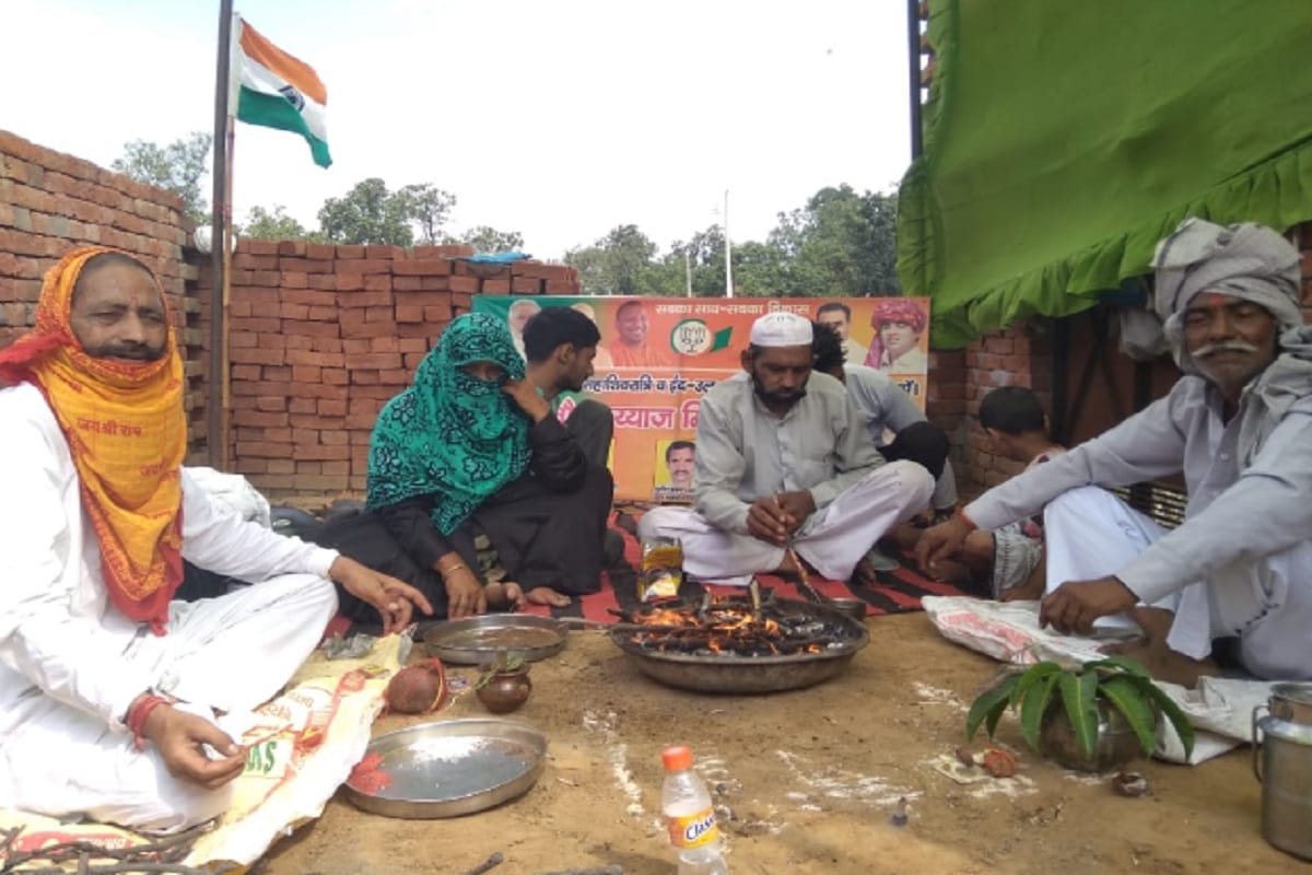 Meerut News: Faiyaz Ahmad has organized Havan Yagya in the house for liberation from Corona Virus in Sardhana of Meerut