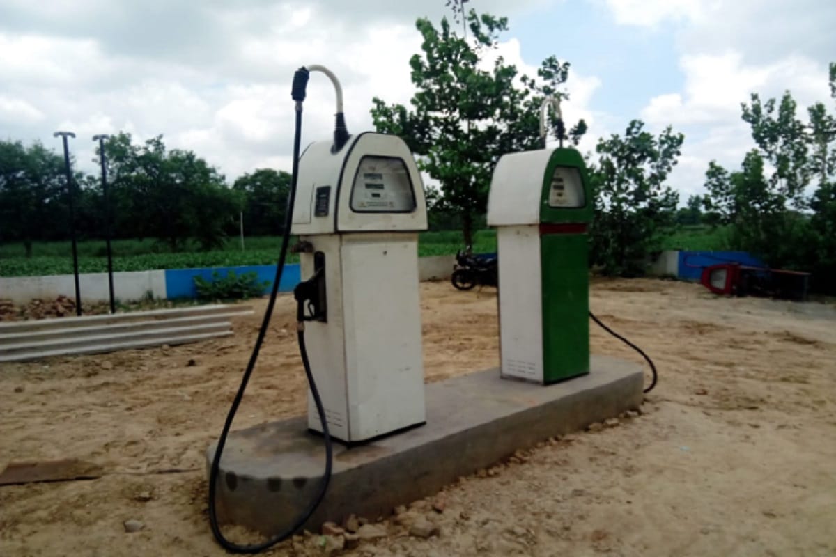 A case has been registered against four people including the operator in the case of fake petrol pump in Meerut.