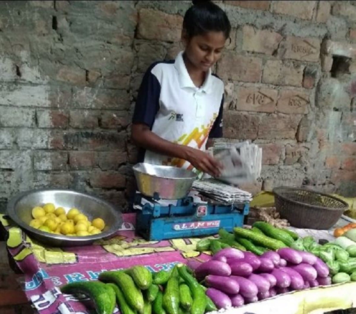Players who have played Khelo India are selling vegetables in varanasi