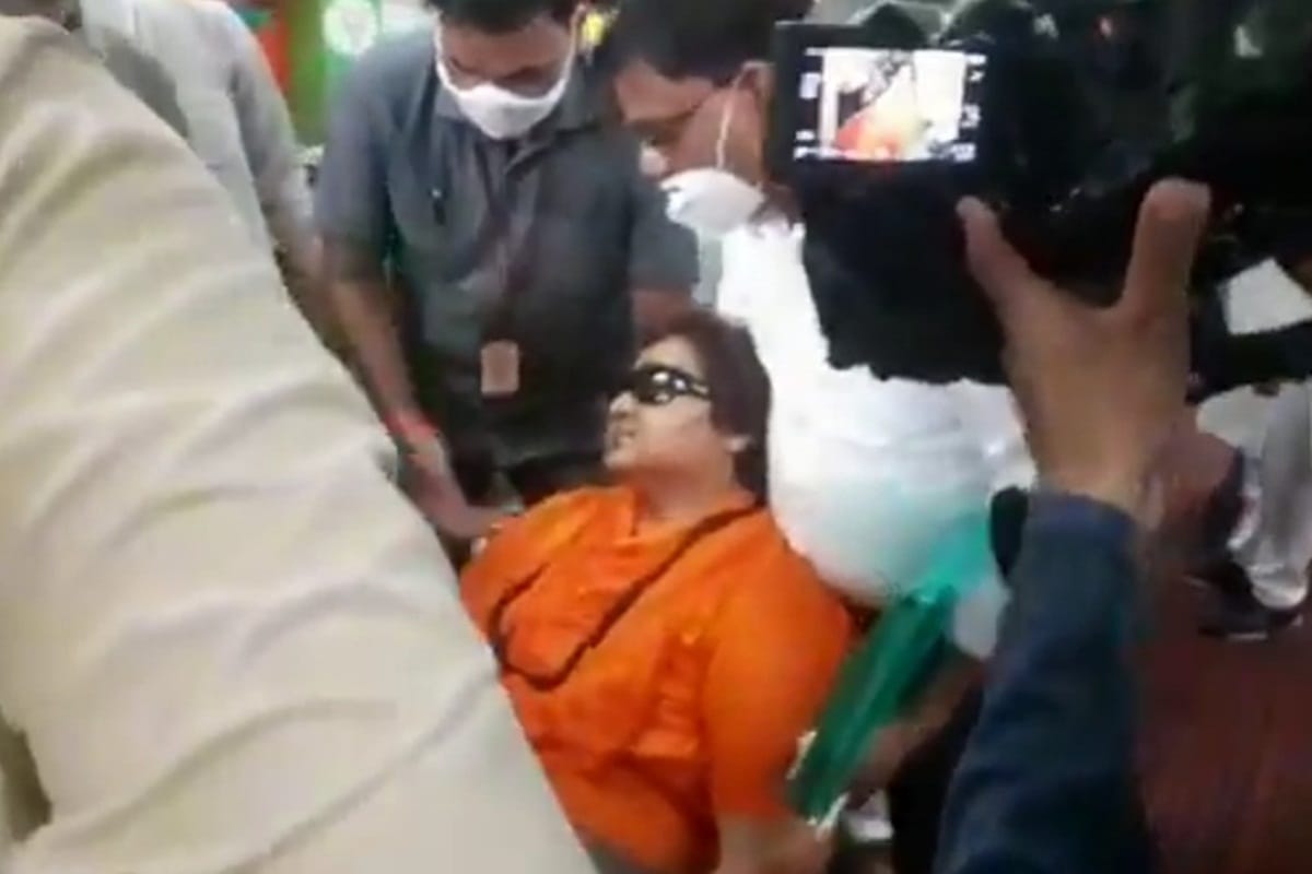 Sadhvi Pragya News BJP MP sadhvi pragya singh thakur fell unconscious in bjp office shyama prasad exhibition