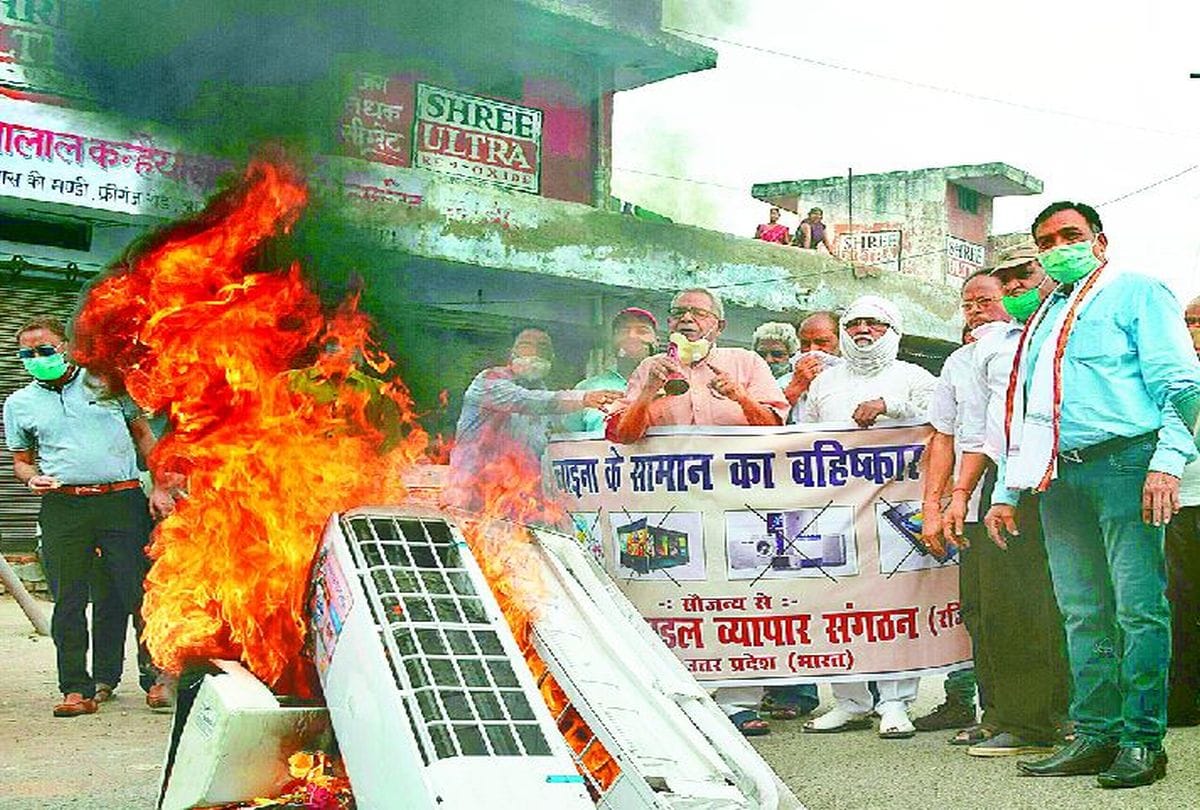 protests against China: people burnt chinese AC, fridge and mobile phone in agra