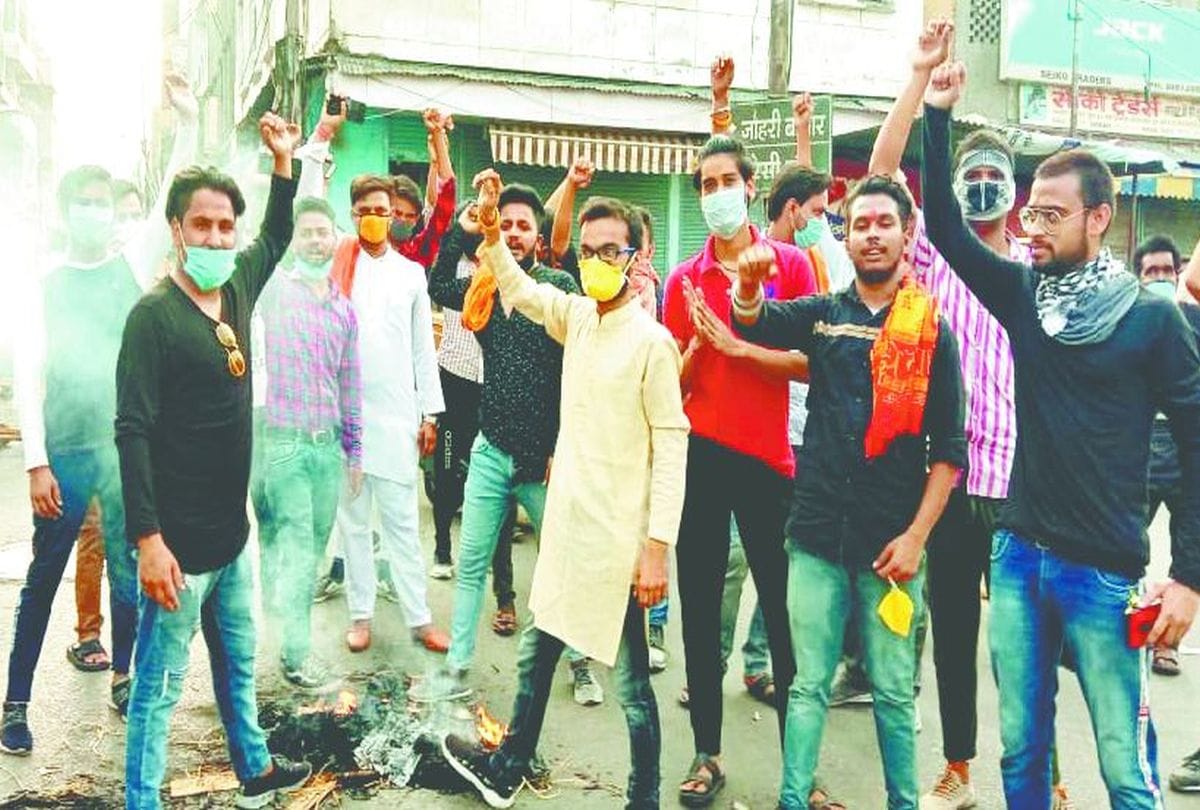 protests against China: people burnt chinese AC, fridge and mobile phone in agra