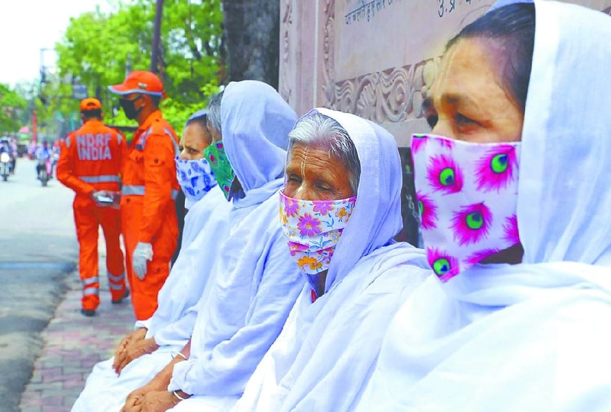 vrindavan widows making face masks on krishna theme to prevent coronavirus