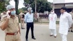 बेलपार पंडित गांव का निरीक्षण करते एसडीएम सौरभ कुमार सिंह, सीओ पंचम लाल व विधायक डॉ आशुतोष उपाध्य