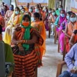 वर्चुअल रैली को देखते लोग