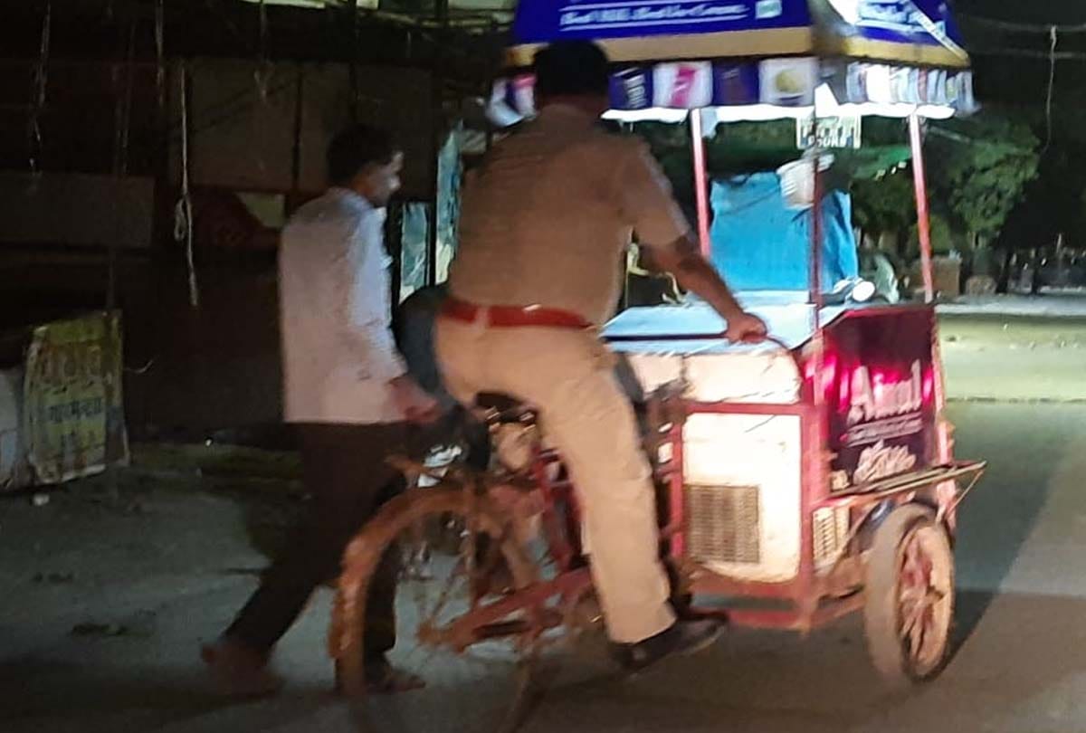 video of police constable runs ice cream cart goes viral in kanpur