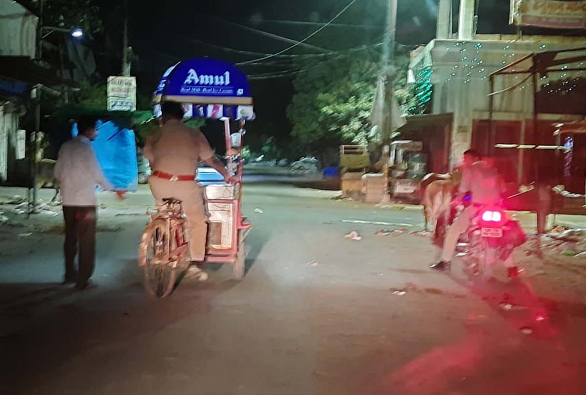 video of police constable runs ice cream cart goes viral in kanpur