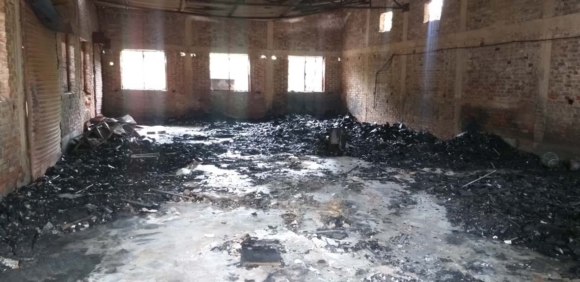 Lakhs due to fire in furniture warehouse