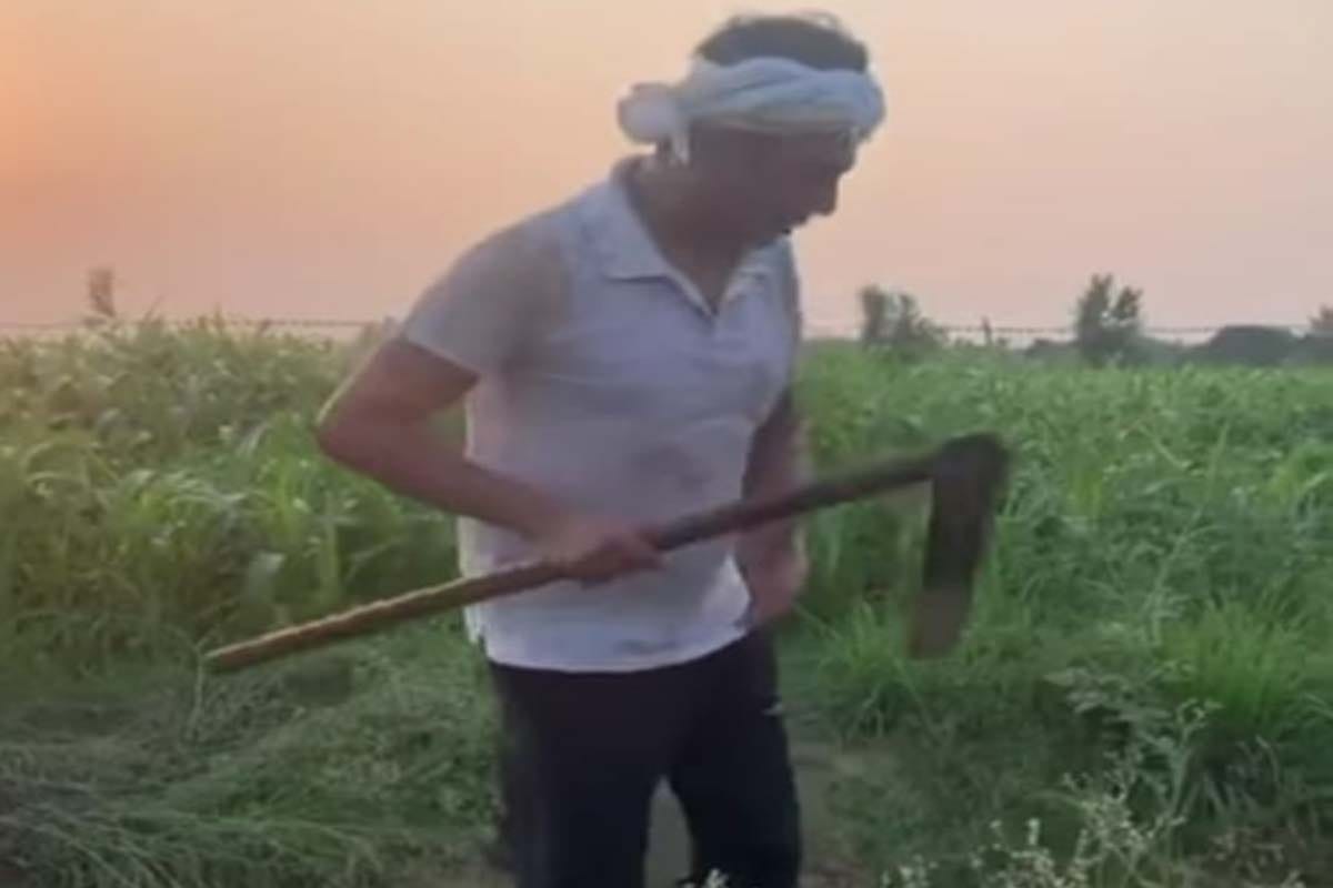Actor Nawazuddin Siddiqui, who is running a shovel in the fields as a farmer