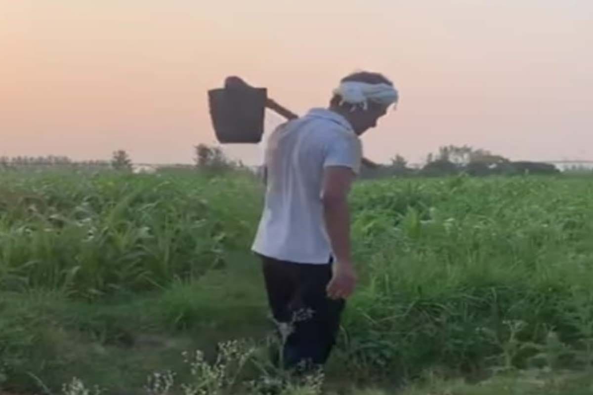 Actor Nawazuddin Siddiqui, who is running a shovel in the fields as a farmer