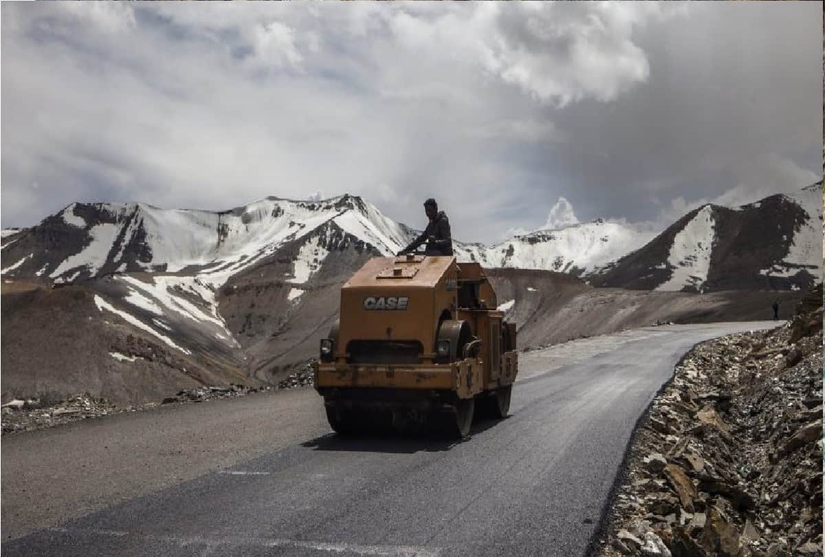 india china news hindi, Ten thousand workers are working for Border Road Organization in Ladakh