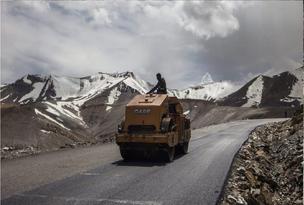 india china news hindi, Ten thousand workers are working for Border Road Organization in Ladakh