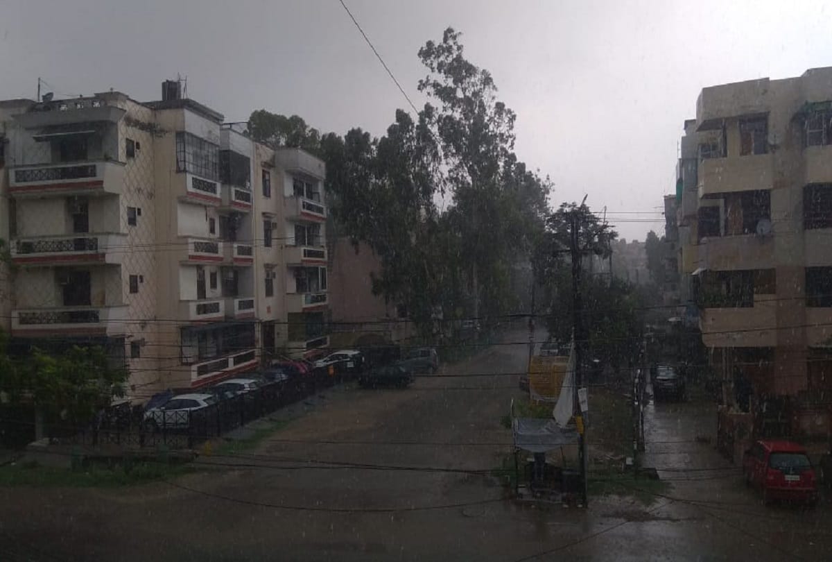 Weather update Delhi noida ghaziabad gurugram faridabad cold wind with cloudy sky rain thunderstorm all updates