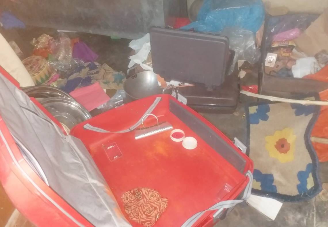 Thieves broke cash, goods worth thousands by breaking lock