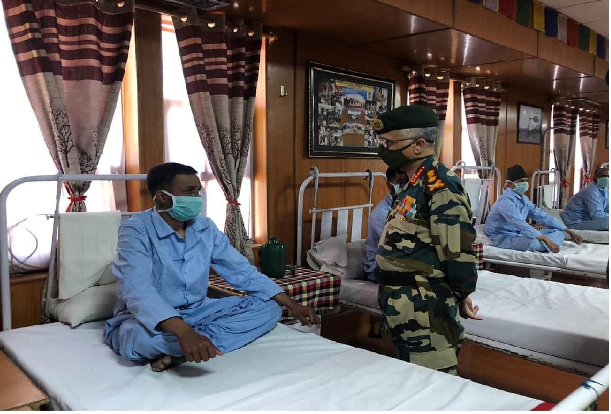 india china border latest news today hindi, Army chief met indian army soldiers, who taught lesson to China