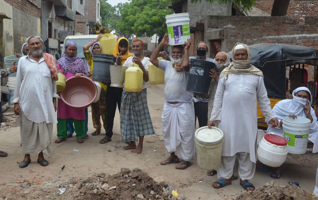 water, crisis, no suply, new basti, mathura