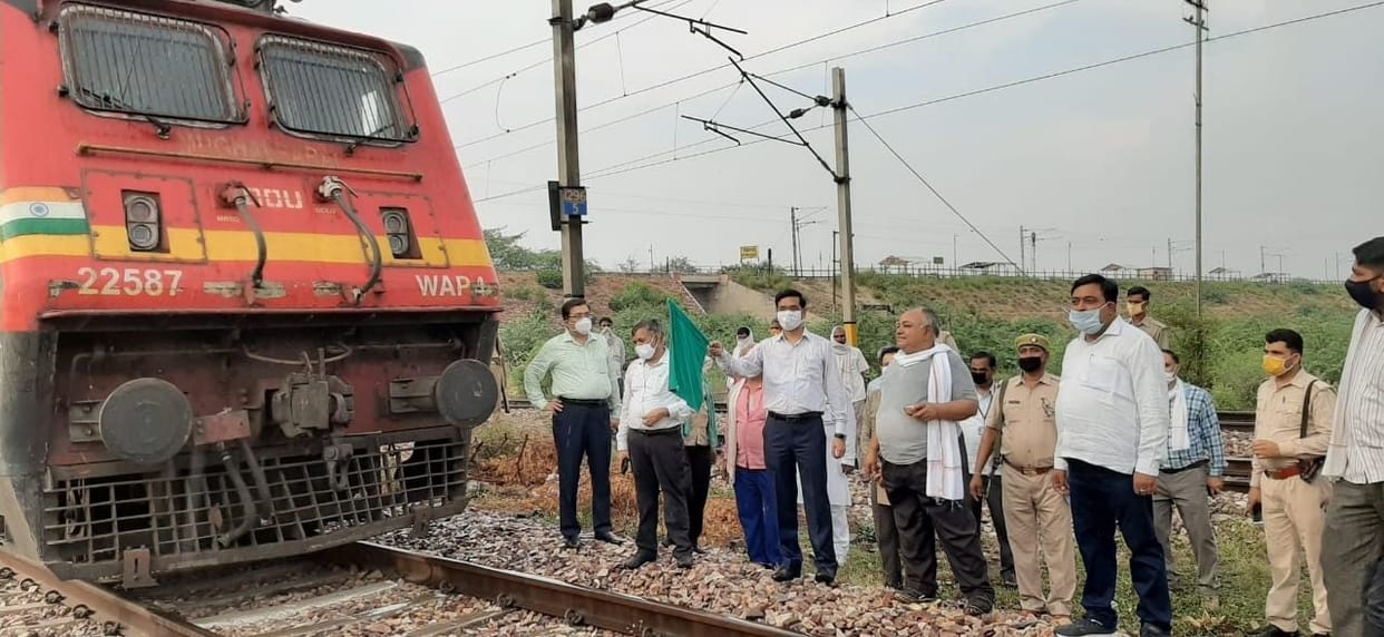 Hathras: 1724 workers to reach homes, DM leaves for green signal