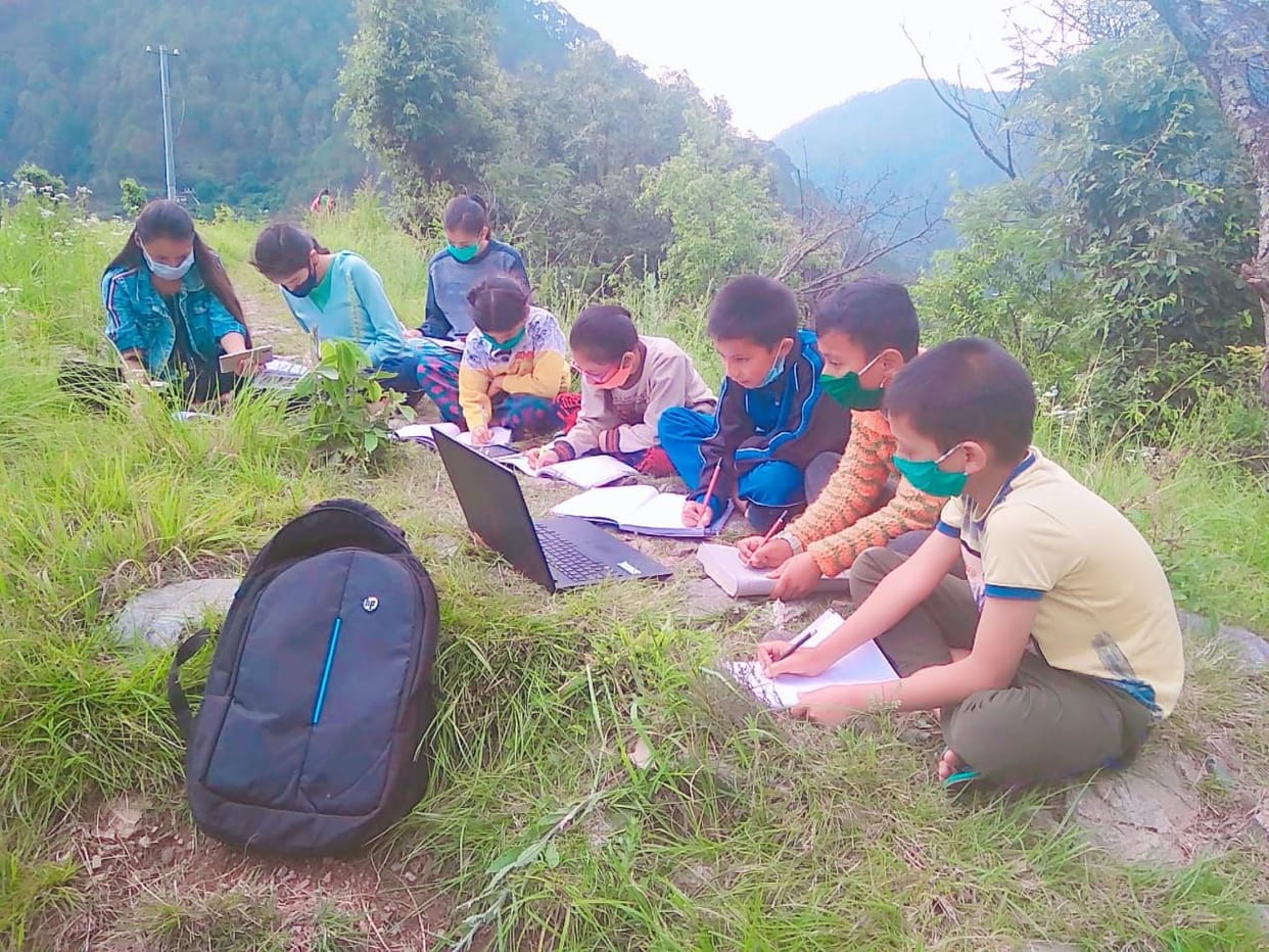 Uttarakhand news: There is no network in the village, studying online in the forest