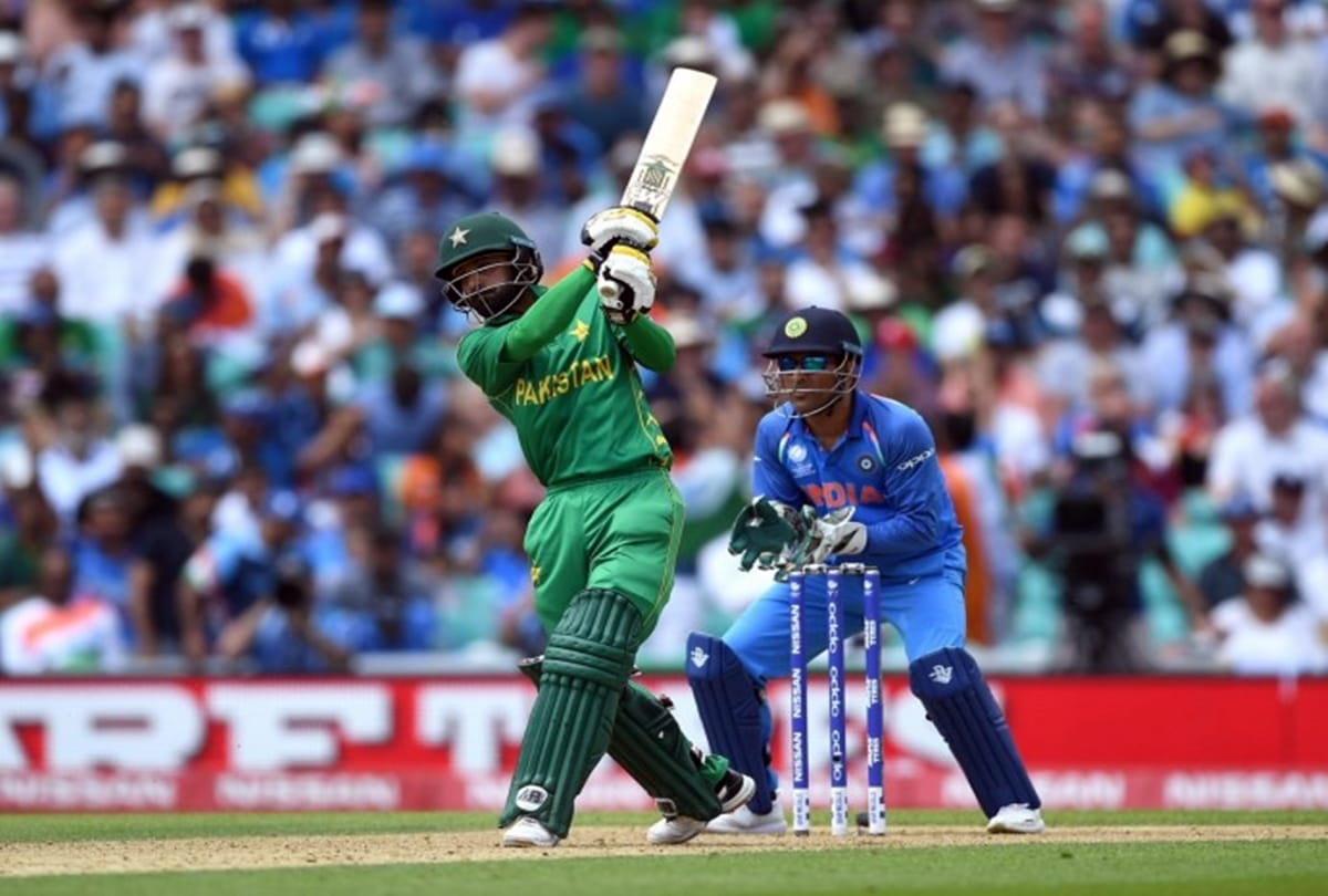 Mohammad Hafeez claims he is negative for corona virus a day after PCB announces him positive