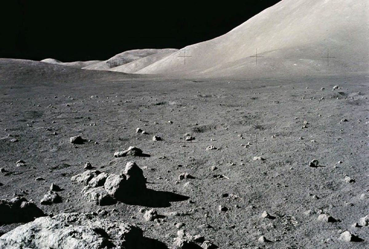 scientists discover strange crack expanding on moon surface