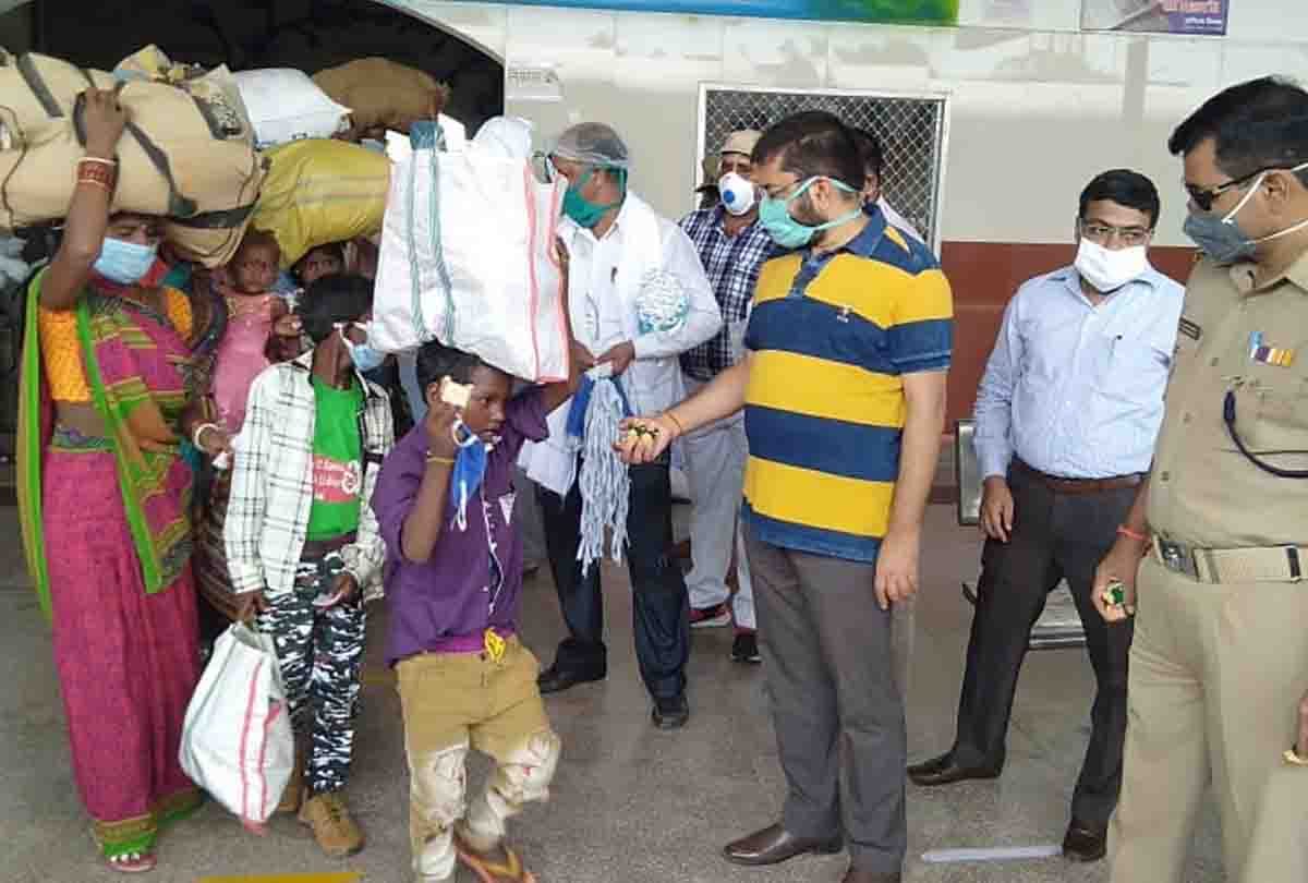 UP: 3428 laborers depart for Bihar in two special trains from Farrukhabad