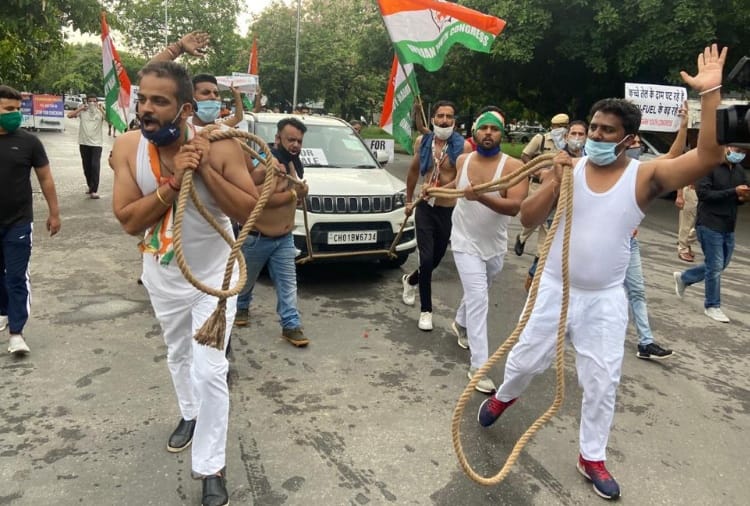 Youth Congress protests against diesel-petrol prices in Chandigarh