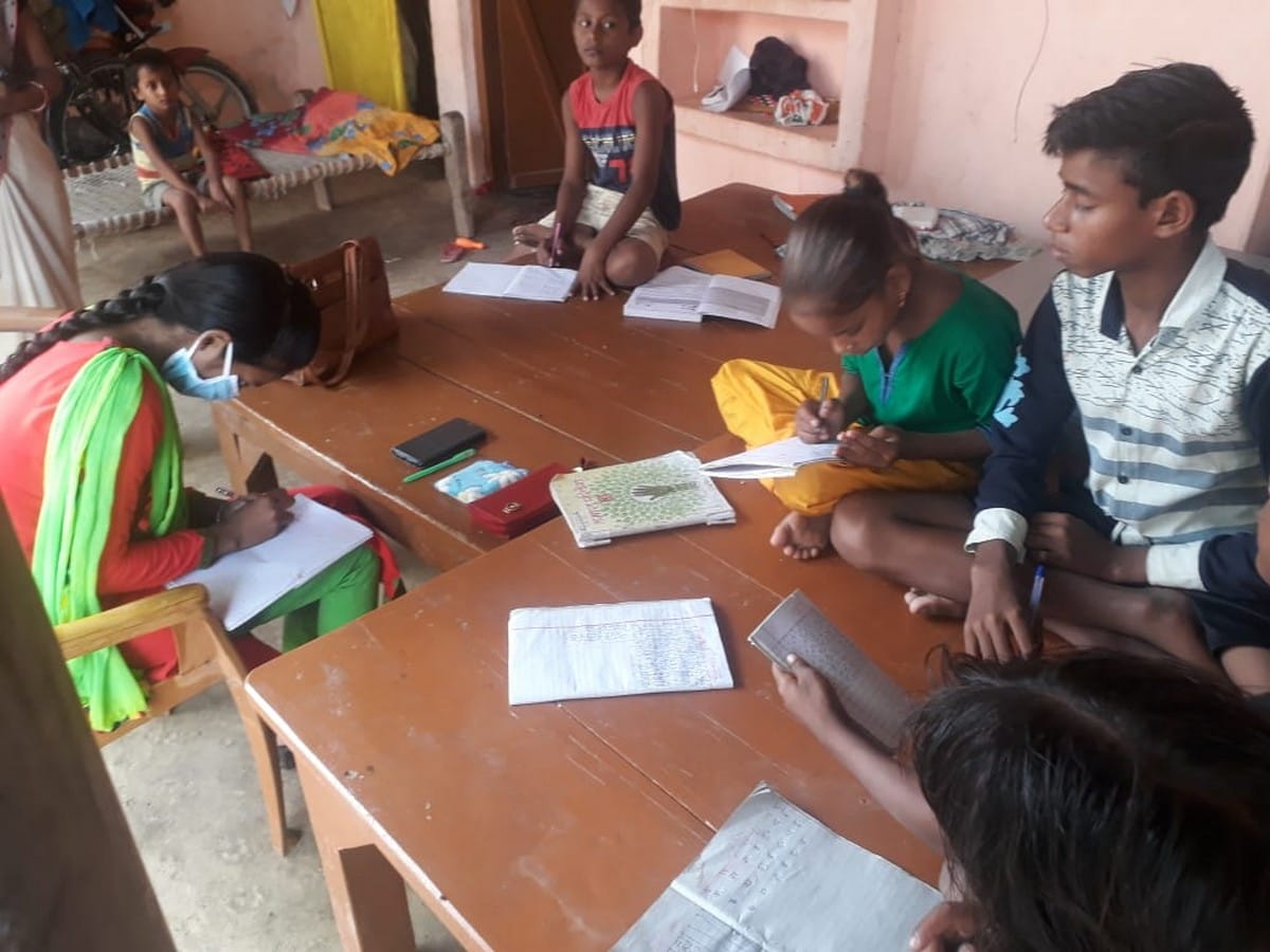 teacher take online classes teaching student without mobile network in juanpur up