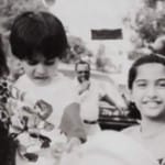 परिवार के साथ सोनम कपूर (सबसे दाएं ओर)