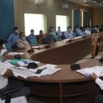 अधिकारियों के बैठक करते कमिश्नर।