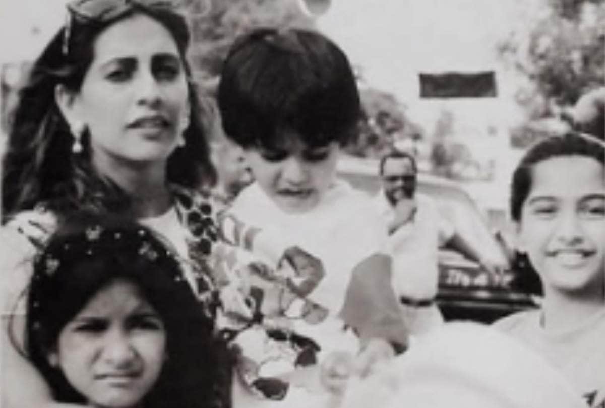 Sonam Kapoor share childhood photo with Rhea kapoor Harsh Varrdhan and Sunita Kapoor
