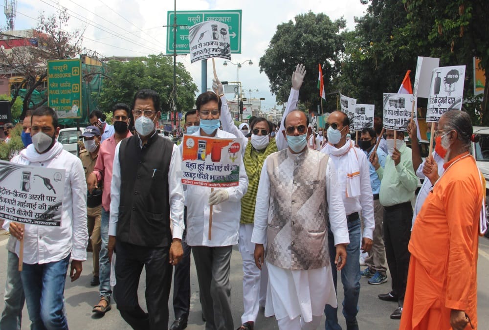 Congress Leaders Protest against Petrol lpg, diesel price Hike, Not Follow Social Distancing in dehradun