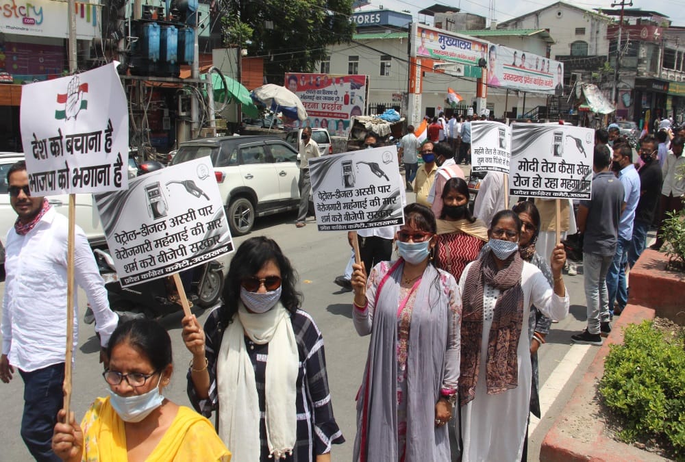 Congress Leaders Protest against Petrol lpg, diesel price Hike, Not Follow Social Distancing in dehradun