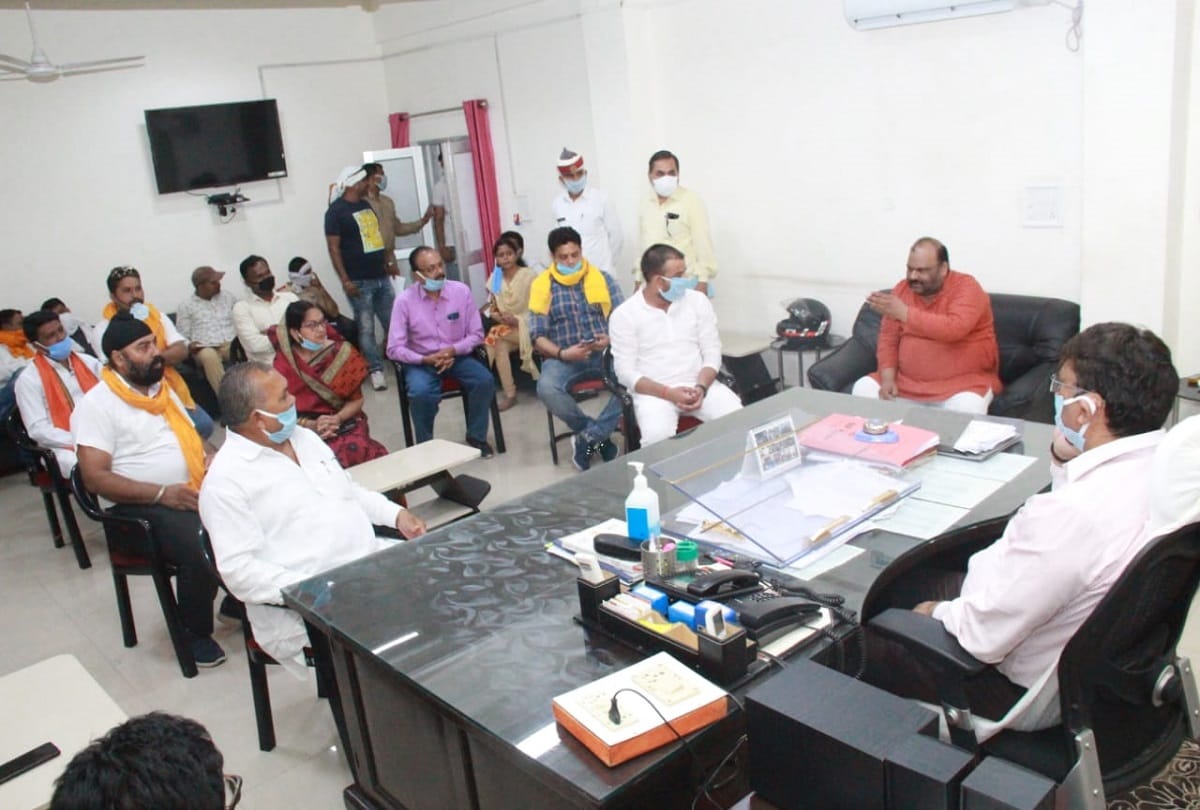 Jhansi Councilors angry over problems of transfer of Havildars and ration card verification
