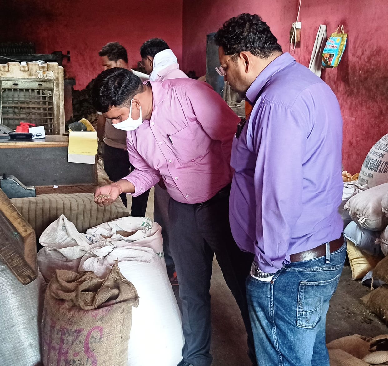 Hathras: DSO raids godown on sale of government rice, caught 85 quintals of rice