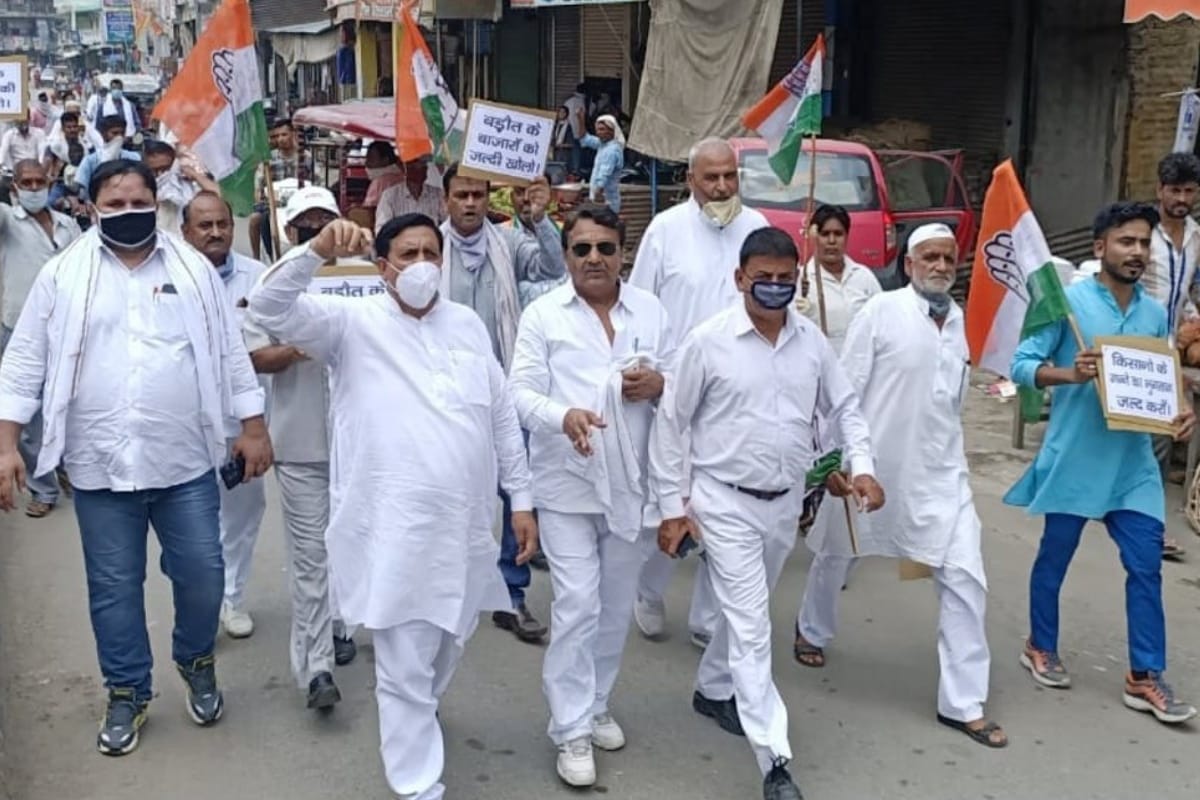 congress supporters protest against rising petrol and diesel price in baraut baghpat