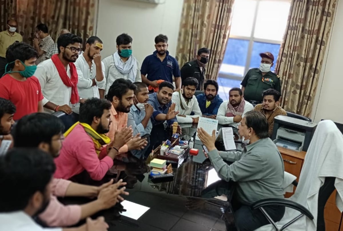 Controversy over the occupation of employees union building in DDU gorakhpur