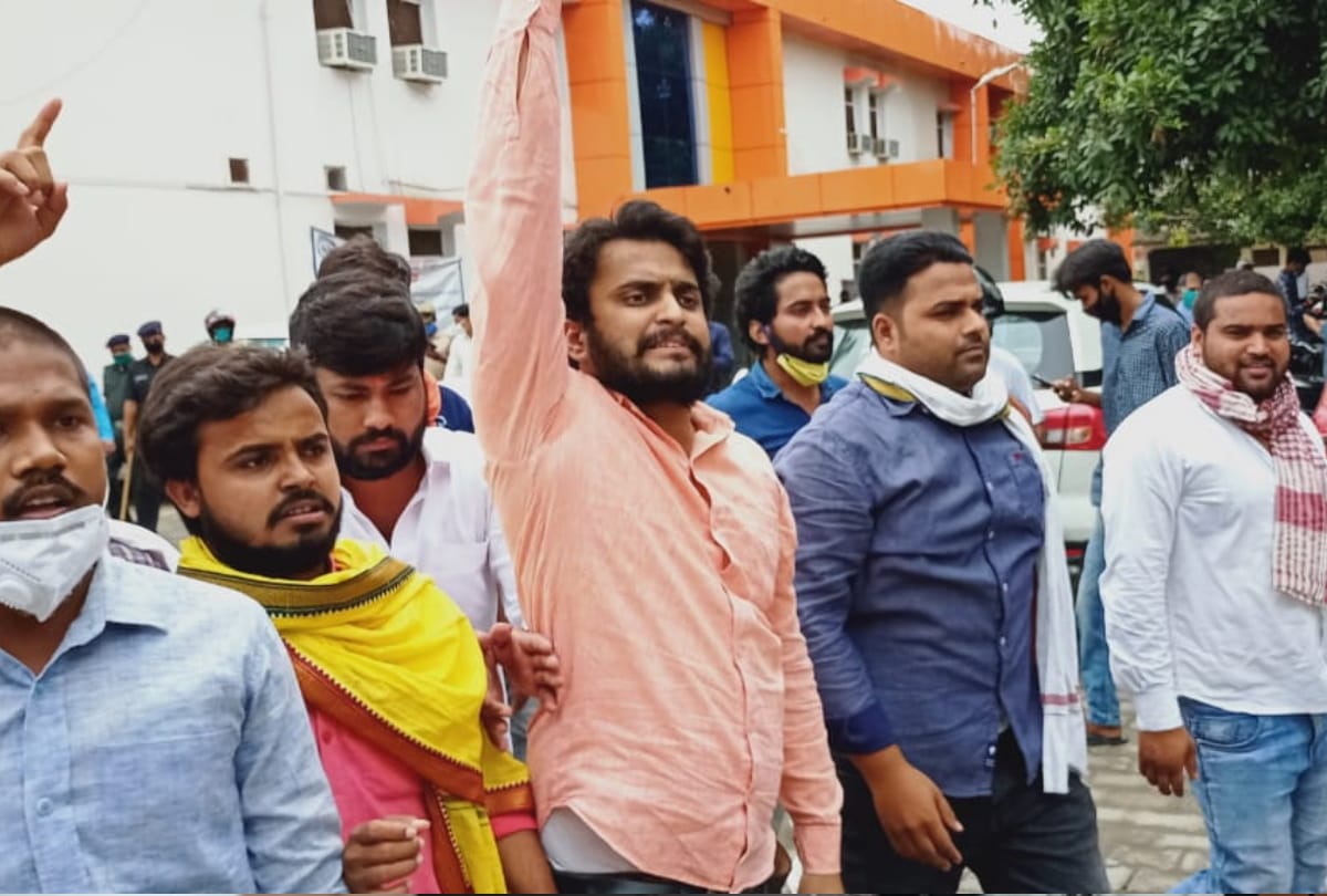 Controversy over the occupation of employees union building in DDU gorakhpur