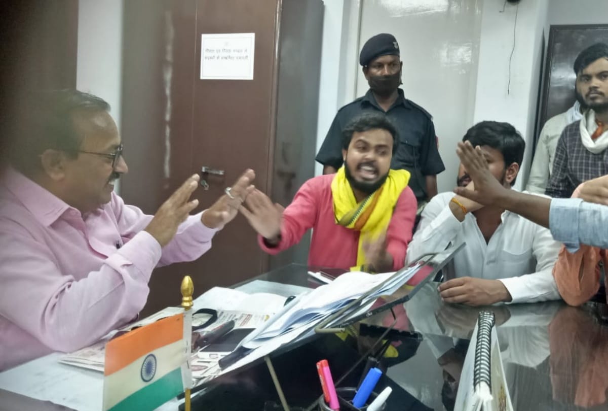 Controversy over the occupation of employees union building in DDU gorakhpur