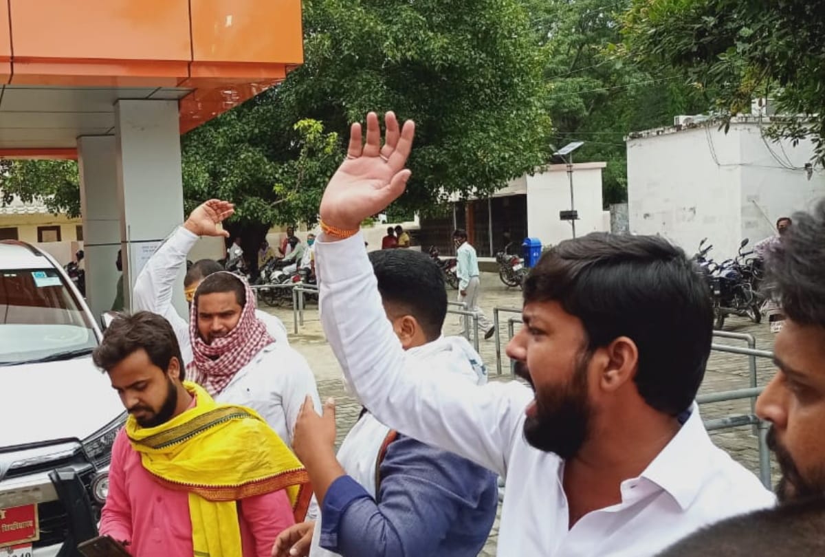 Controversy over the occupation of employees union building in DDU gorakhpur