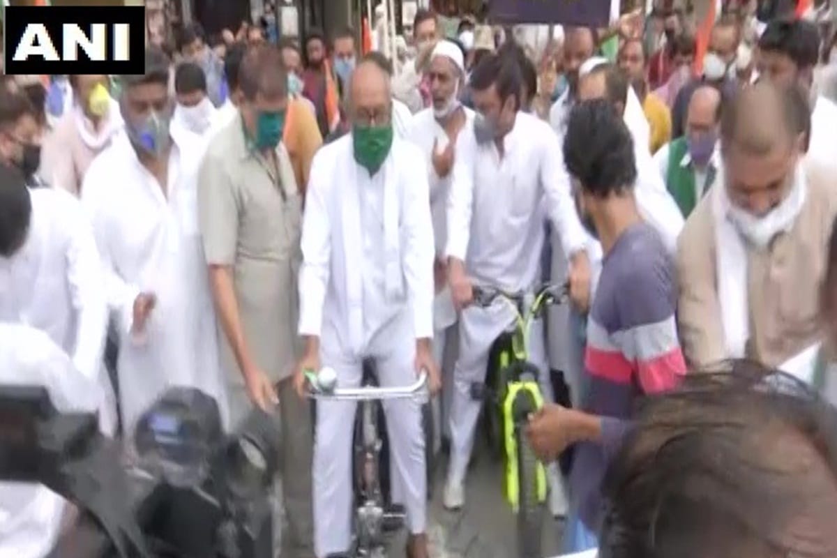 Petrol diesel price hike fir registered against digvijaya singh & 150 other party workers over cycle protest
