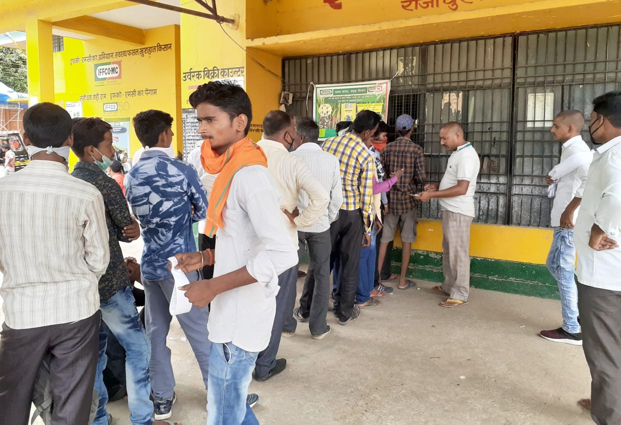 There was a ruckus as soon as the truck arrived in Rajapur Mandi, some people took urea in an auto rickshaw from the tractor