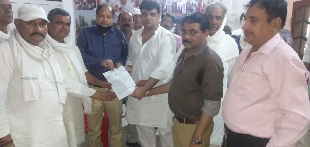 Farmers submitted memorandum to distillery officers