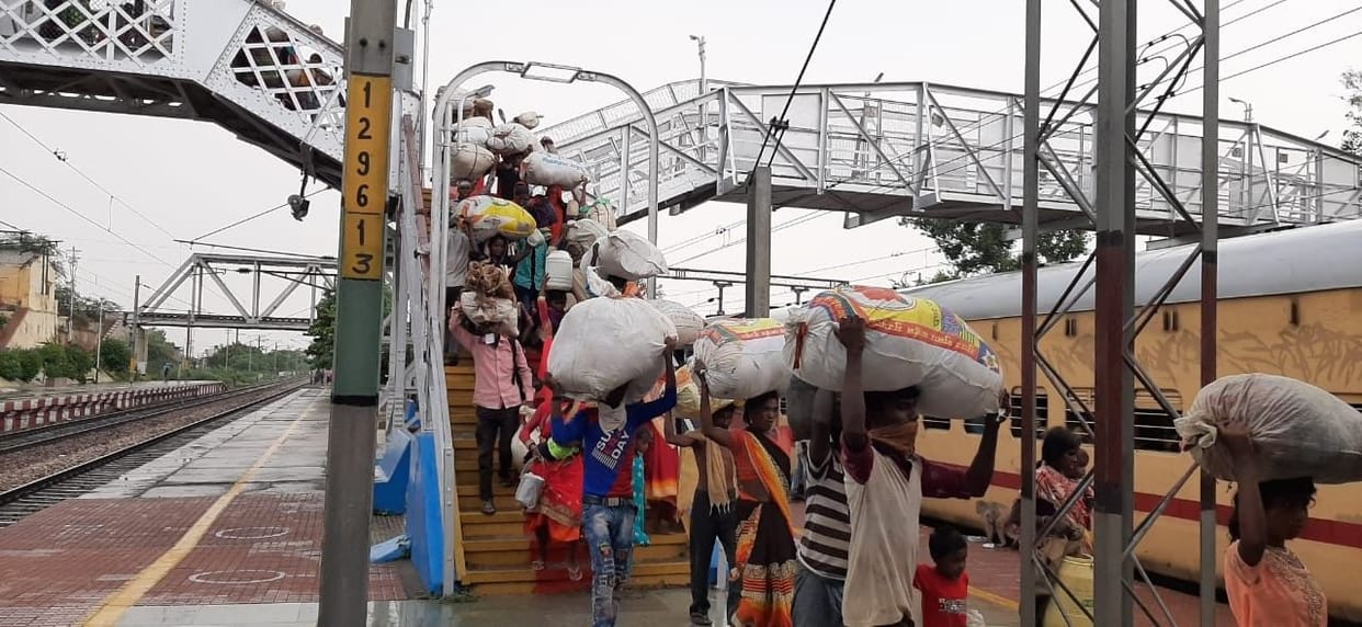 Hathras: On the second day, 1700 workers were again sent by special labor train to Bihar