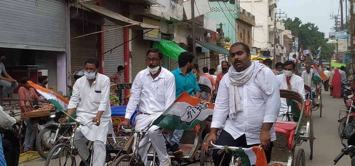 Congressmen drive rickshaw against diesel-petrol price hike