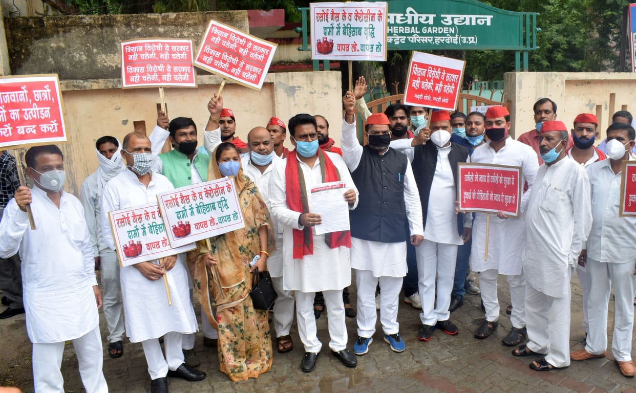 poorv sansad,jiladhayksh samet 20 par dhara 144 ke ullanghan ki report darj